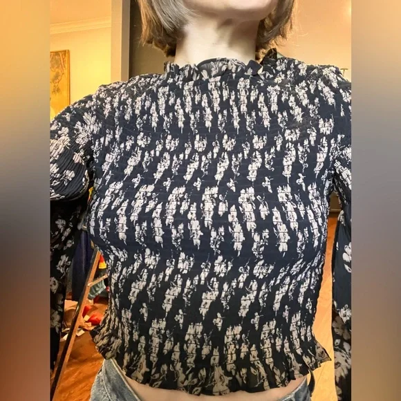 Grade & Gather ruched blouse with bell sleeve size S EUC - Picture 3 of 6